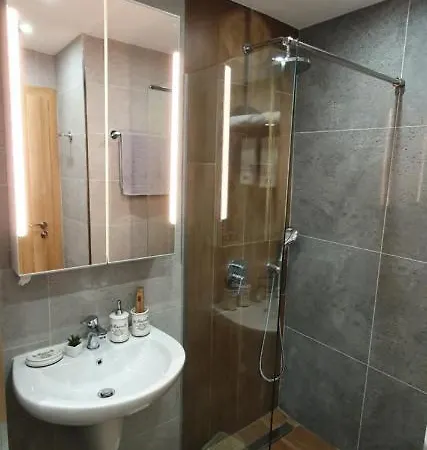 Pinewood Ang Luxurious A43, Gardens Lägenhet *