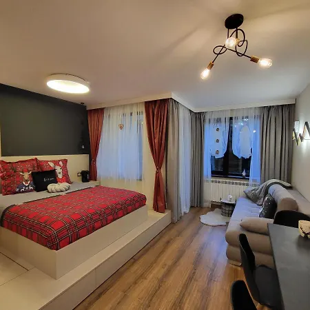 Pinewood Ang Luxurious A43, Gardens דירה בורובץ